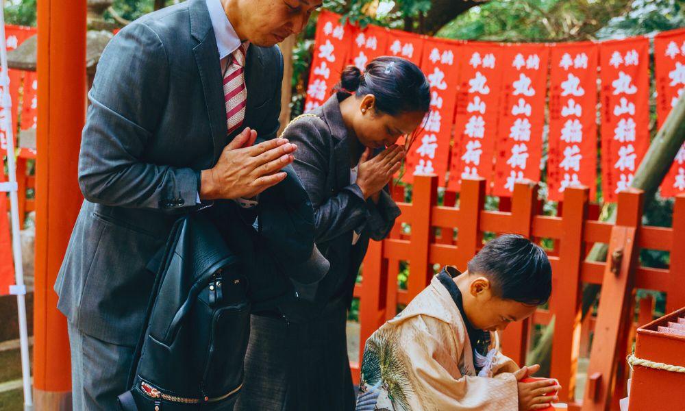 Hatsumode Guide (ThatJapanLife) Praying saisenbako